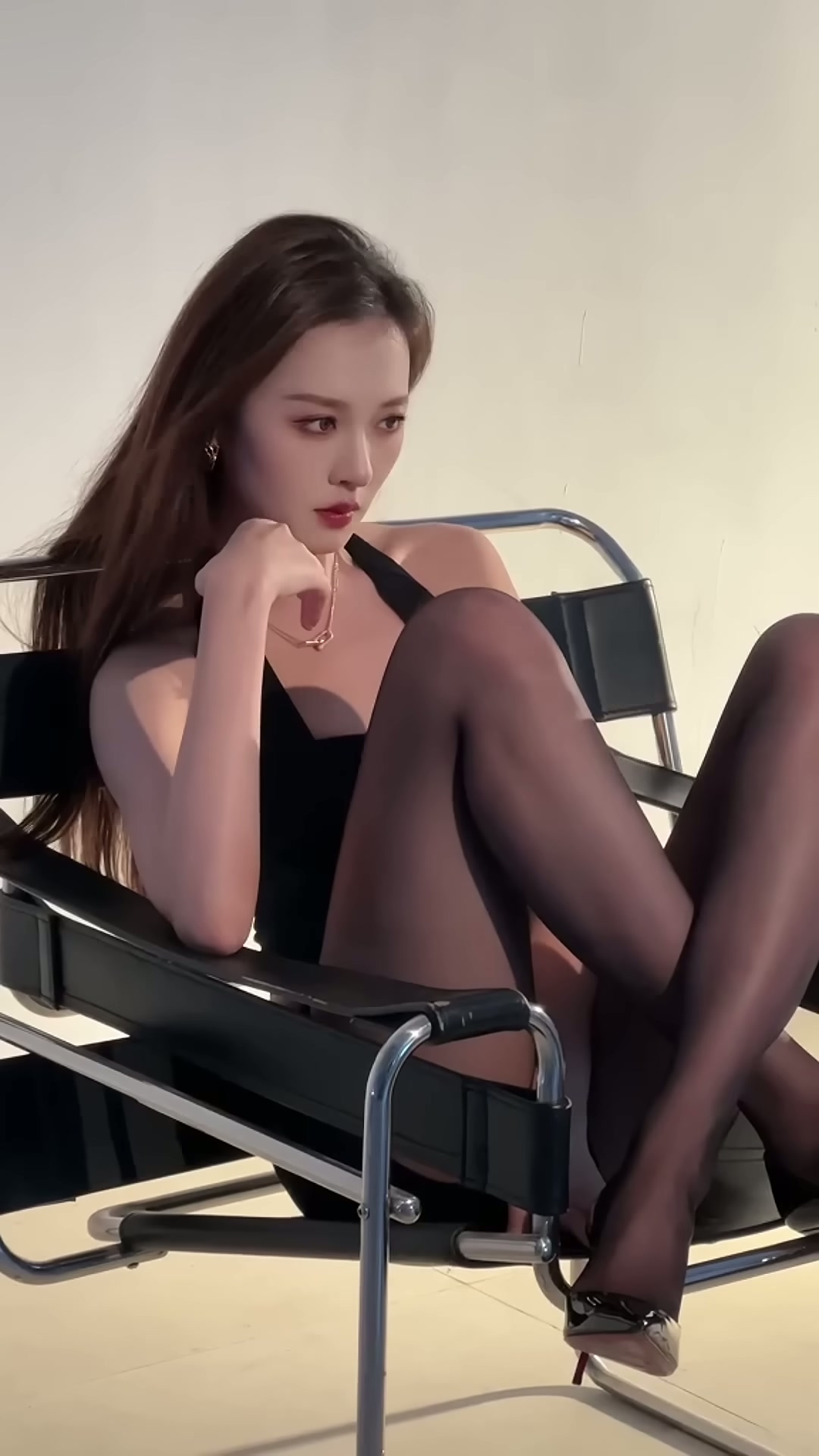 20241203-穿著黑絲襪更顯美麗的模特.mkv_20250620_194141.288