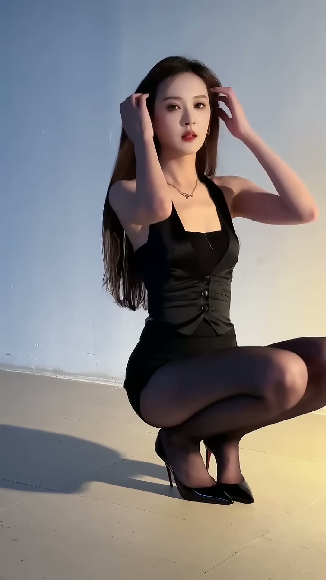 20241203-穿著黑絲襪更顯美麗的模特.mkv_20250620_194207.090