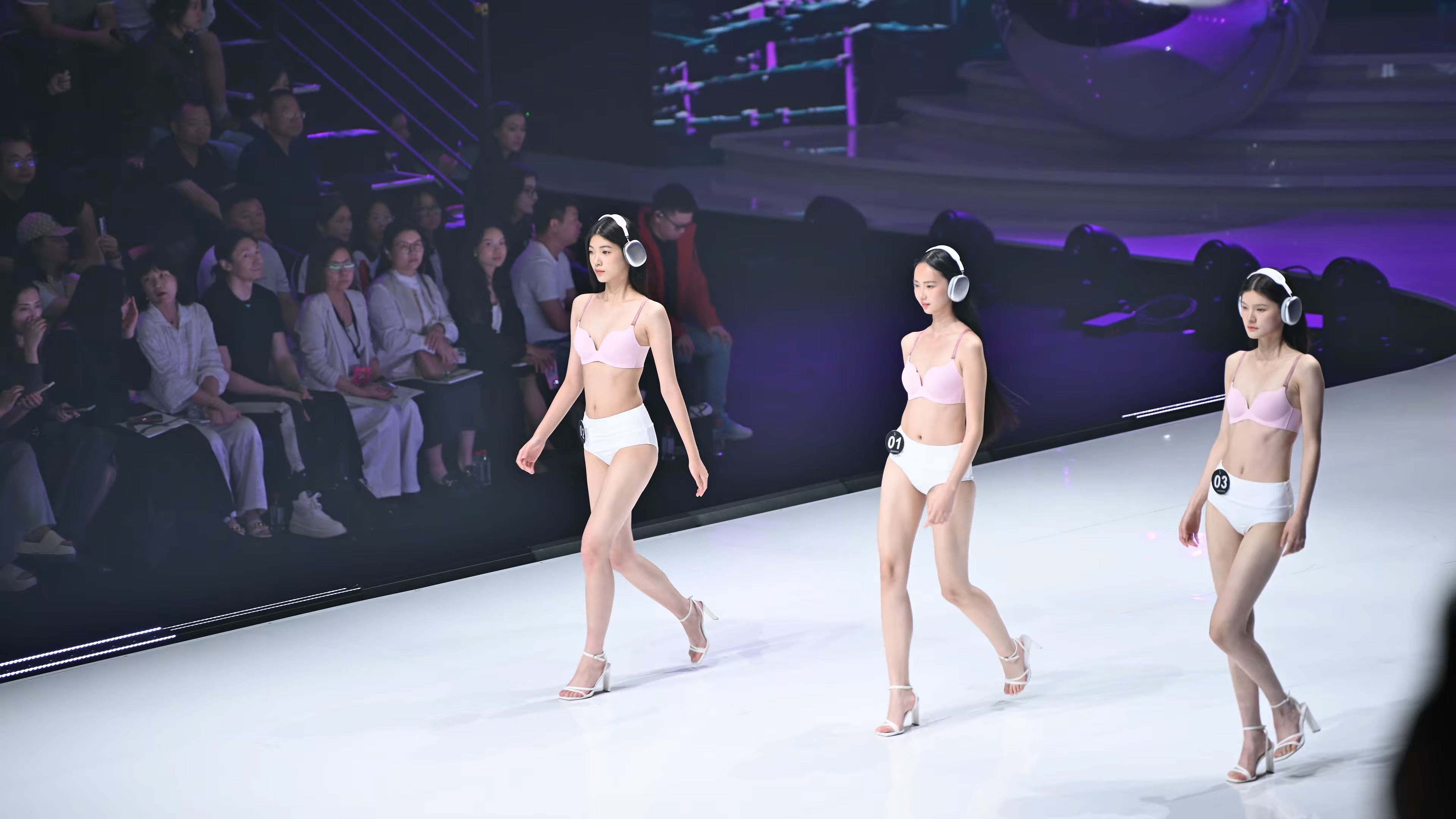 2025 siuf 深圳内衣展 超模大赛 接着看实习摄影师的疯狂运镜秀.mkv_20250712_121812.818