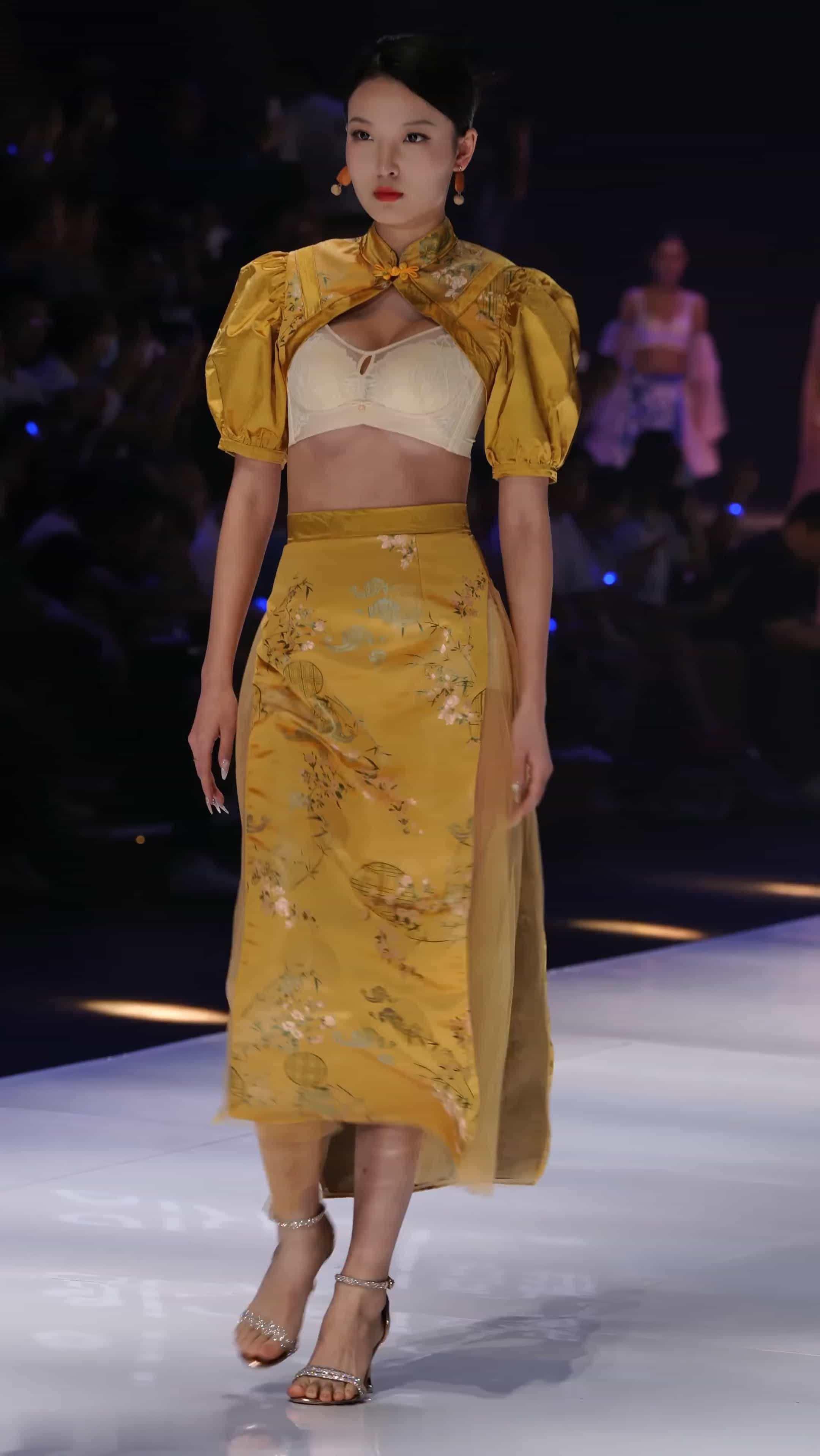 2024Siuf 深圳內衣展華與華時尚盛典之夜.mkv_20250818_210442.924-tuya