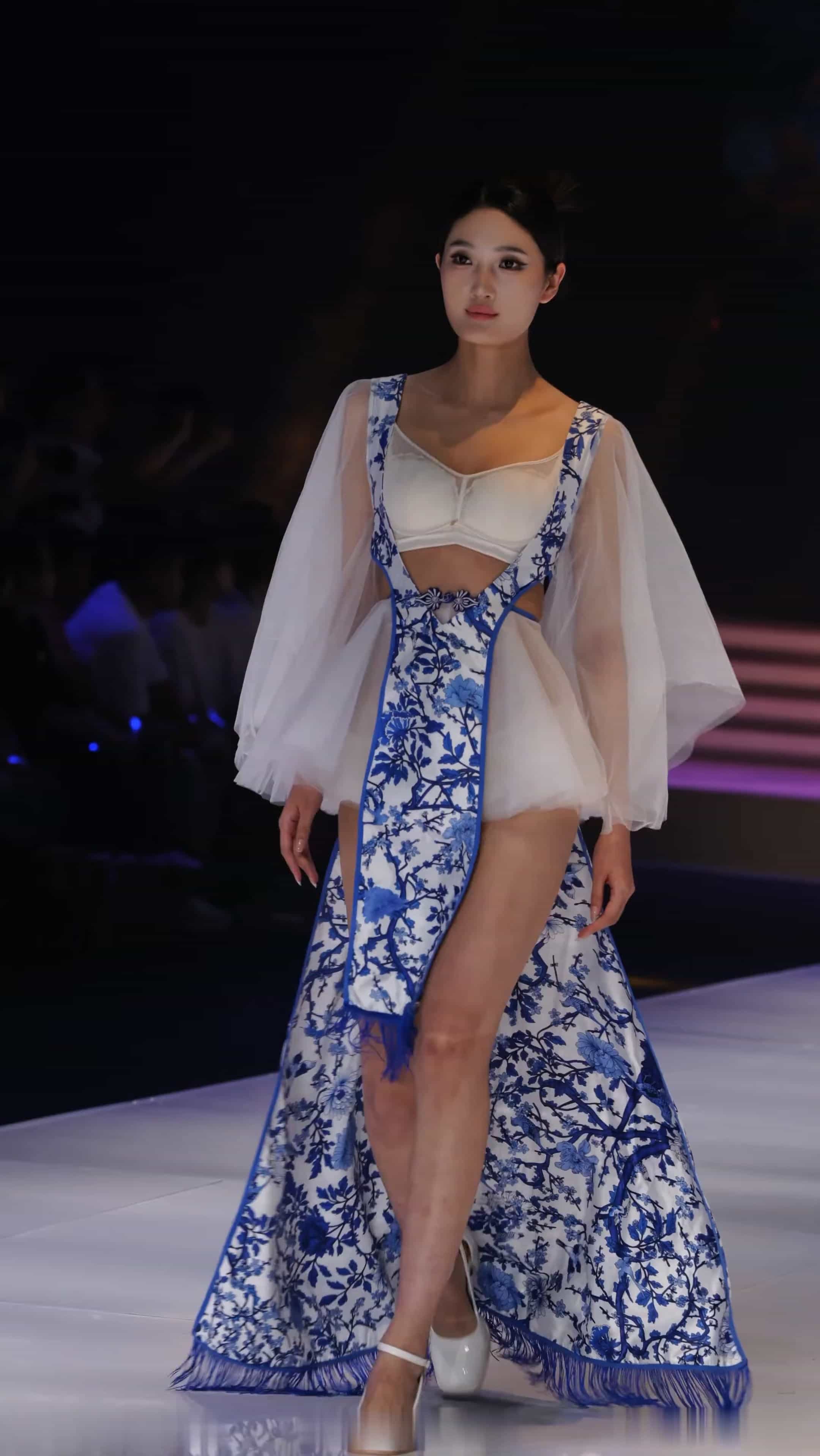2024Siuf 深圳內衣展華與華時尚盛典之夜.mkv_20250818_210504.992-tuya