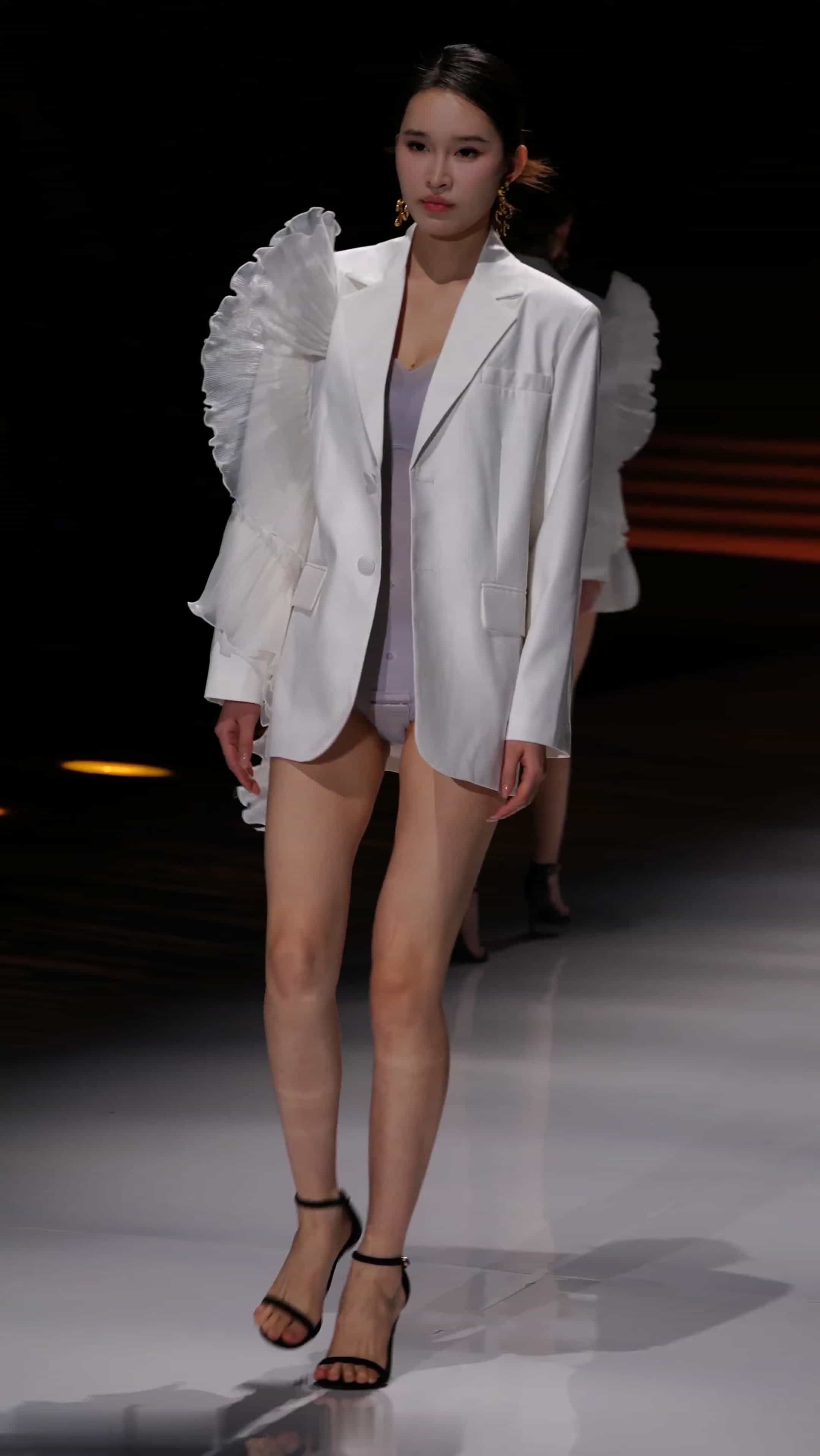 2024Siuf 深圳內衣展華與華時尚盛典之夜.mkv_20250818_210538.846-tuya