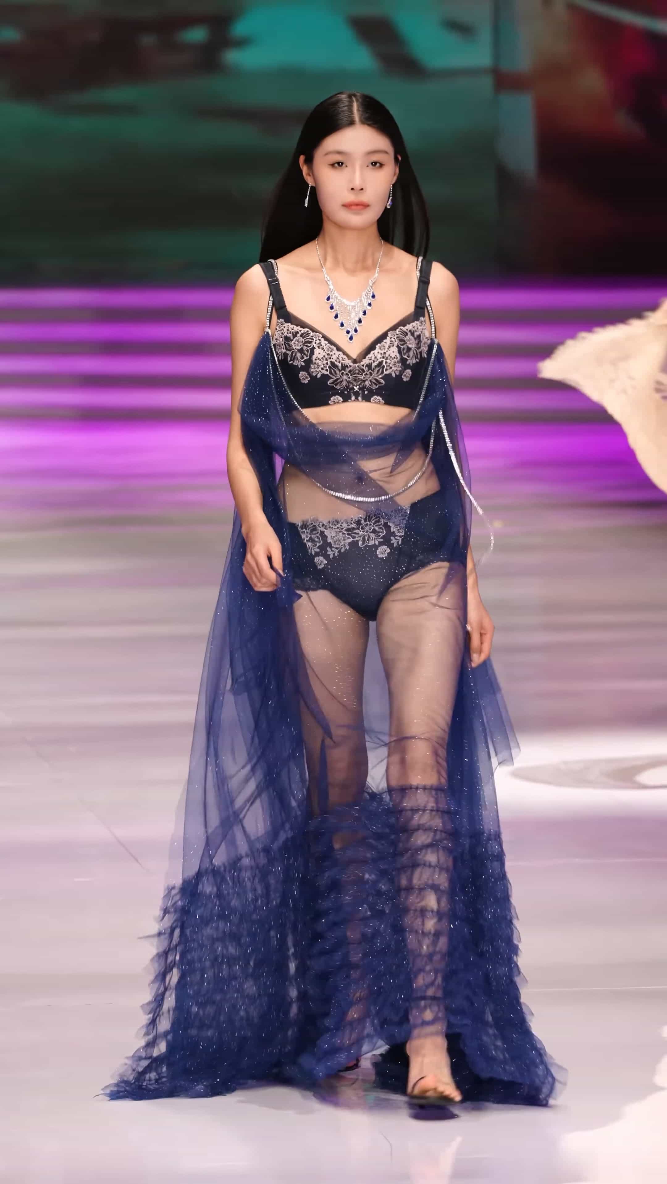 2024Siuf 深圳内衣展 夏娃奇境(EVE'S MAGIC) 春夏新品大秀.mkv_20250818_214916.708-tuya